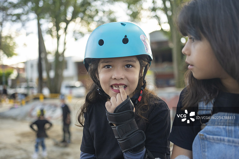 女孩练习滑板图片素材