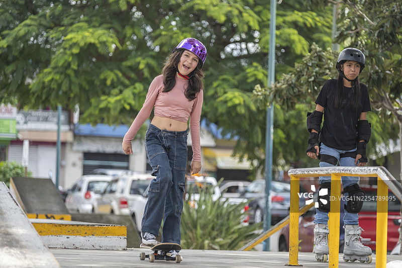 女孩在练习滑板图片素材