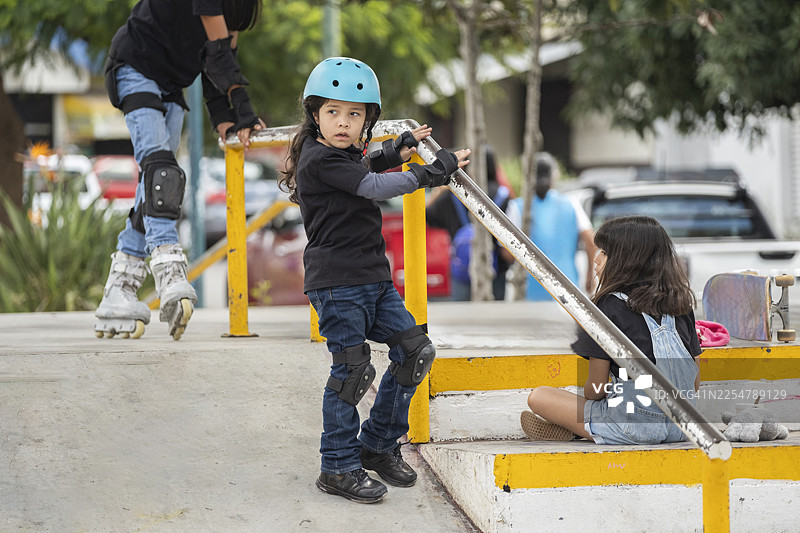 女孩在练习滑板图片素材