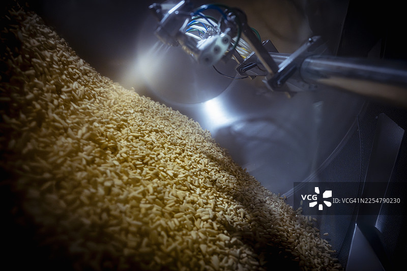 药厂的包衣机中喷洒的药片图片素材