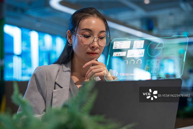 现代工作已演变，立即拥抱数字化转型以提高效率。图片素材