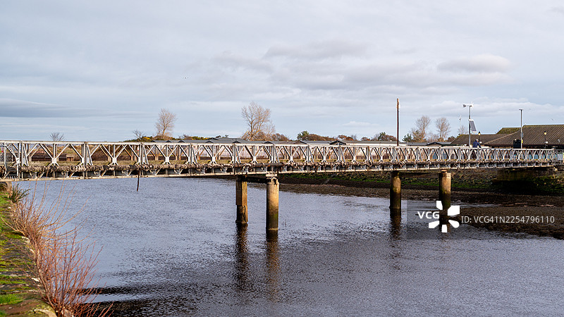 横跨奈恩河的桥梁图片素材
