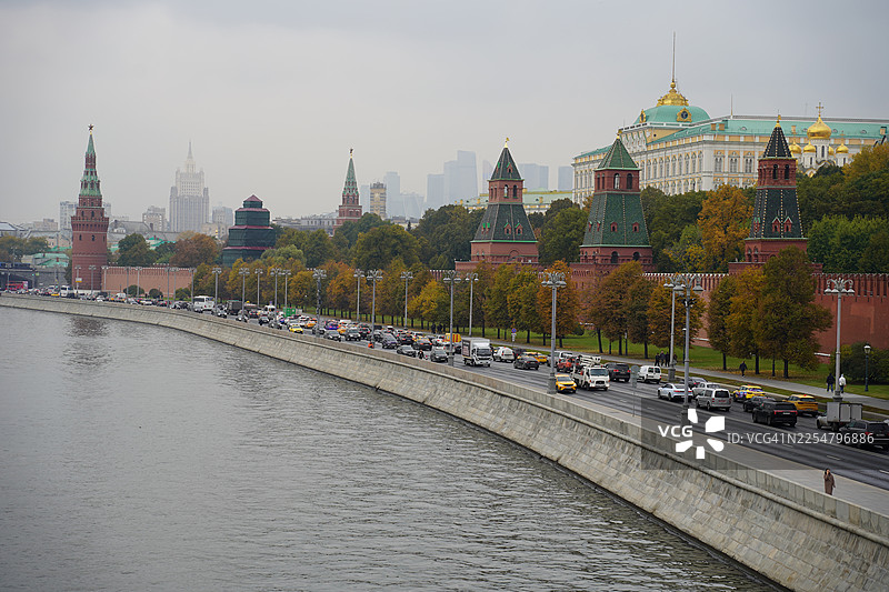 秋季克里姆林宫和莫斯科河的景色，有车辆穿行图片素材