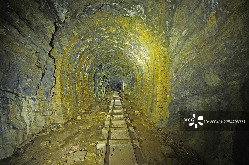 废弃的铁路隧道。图片素材
