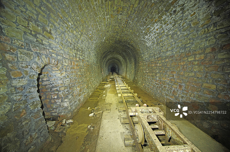 废弃的铁路隧道图片素材