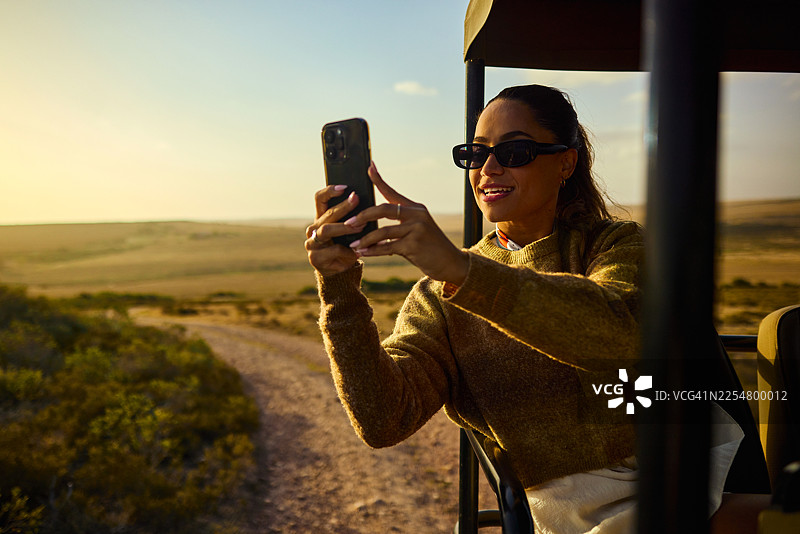 千禧一代女性在南非野生动物园自拍图片素材