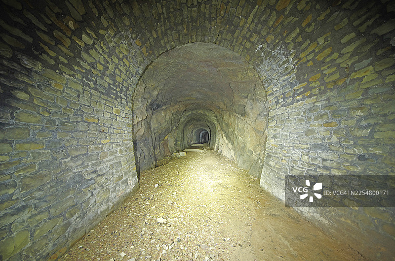 废弃的铁路隧道图片素材