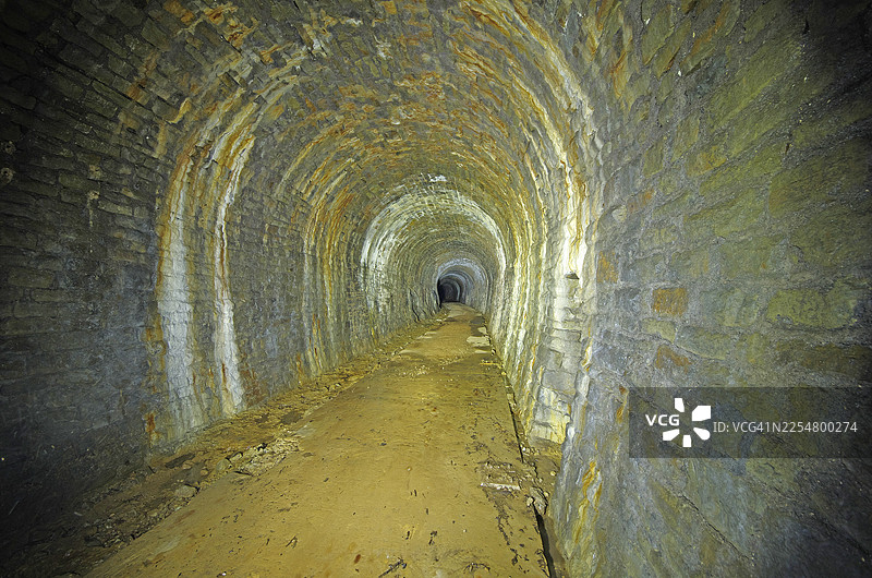 废弃的铁路隧道。图片素材