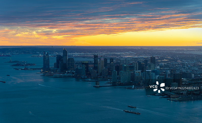 傍晚时分的曼哈顿下城天际线图片素材