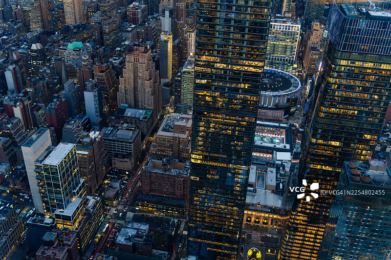 夜幕下的曼哈顿天际线，摩天大楼灯火辉煌图片素材