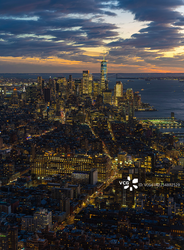 黄昏时分的曼哈顿下城天际线与世贸中心一号楼图片素材