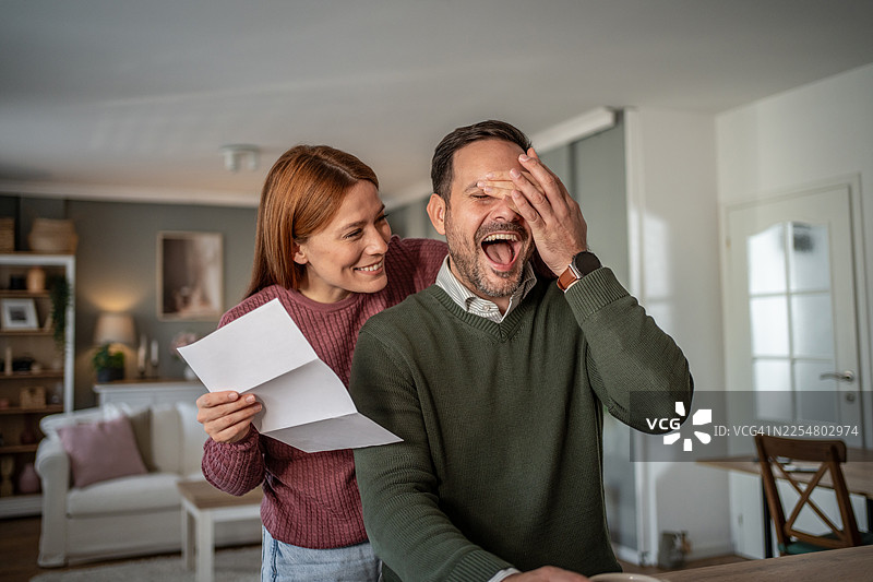 一对快乐的夫妇兴奋地接收着意外的消息图片素材