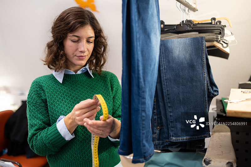 缝纫工开办小型企业，提供自己的缝纫服务图片素材