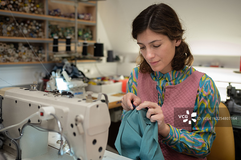 裁缝开设小企业，提供自己的缝纫服务图片素材
