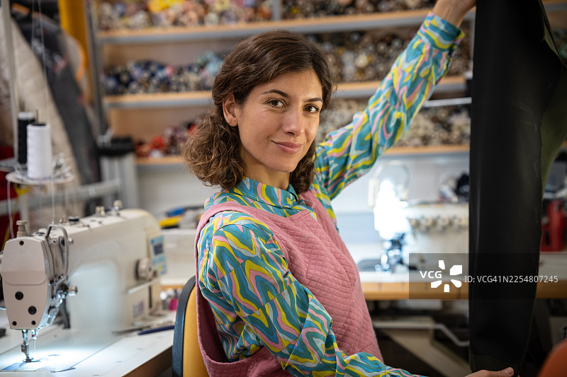 缝纫师开设小型企业，提供自己的缝纫服务图片素材