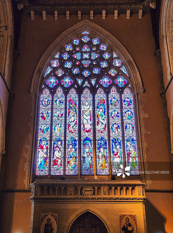 澳大利亚维多利亚州墨尔本圣帕特里克大教堂的精美彩色玻璃窗图片素材