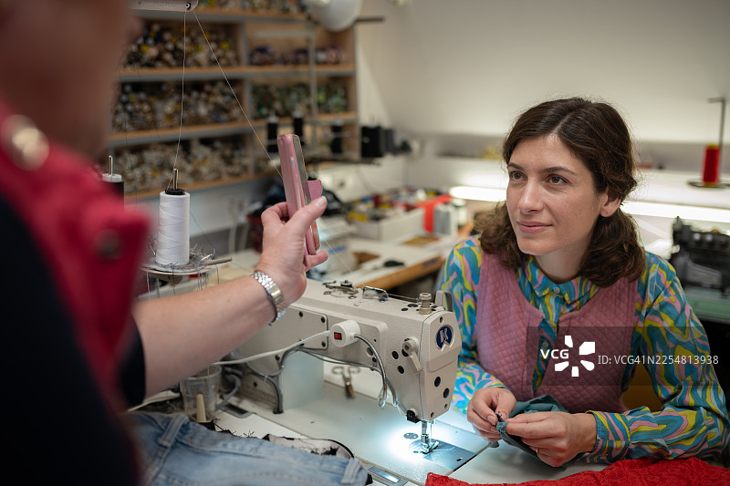 裁缝开设小型企业，提供自己的缝纫服务图片素材