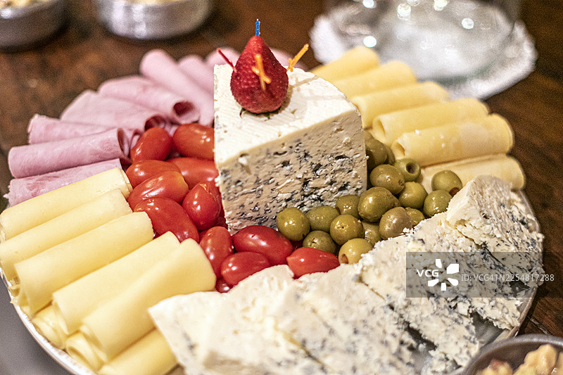 冷切肉和奶酪。节日和活动美食拼盘。美食。自助餐。糖醋菜。图片素材