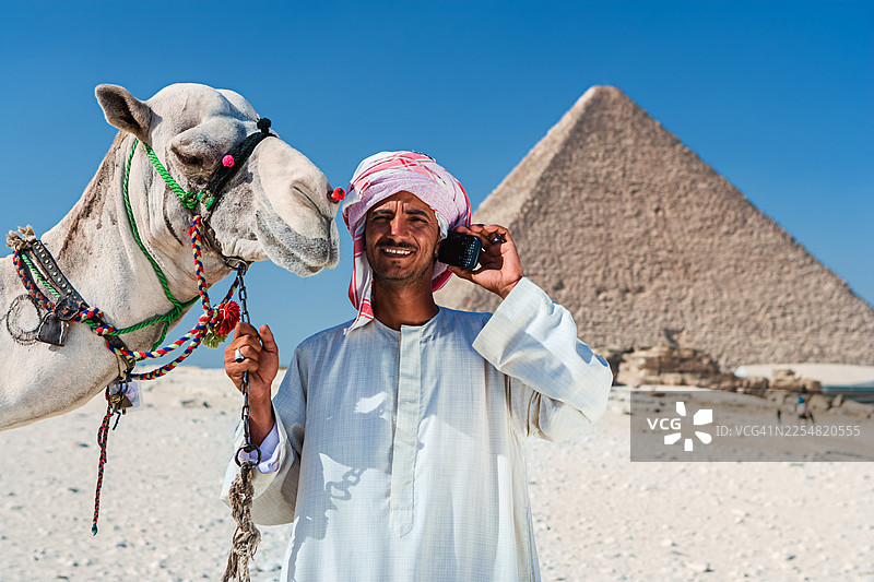 贝都因人用手机图片素材