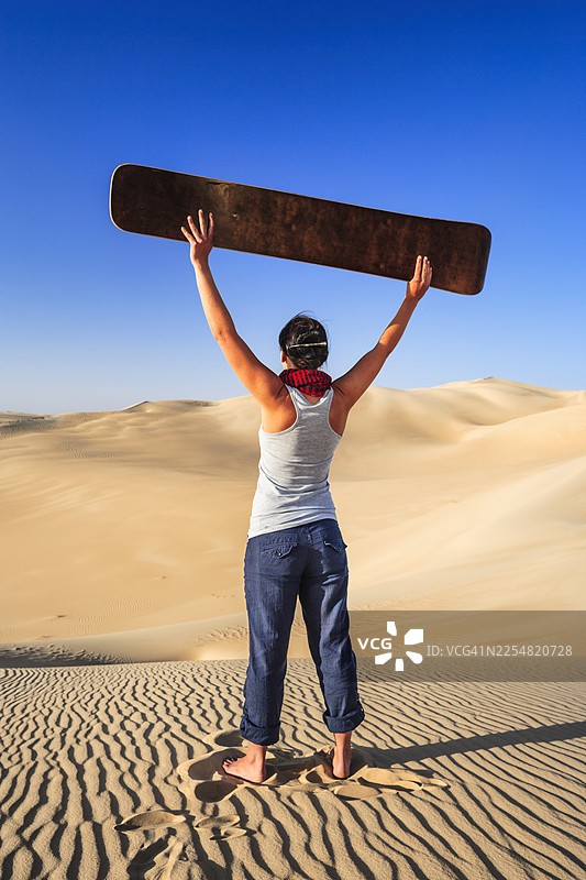 沙板冲浪胜利——埃及西部沙漠图片素材