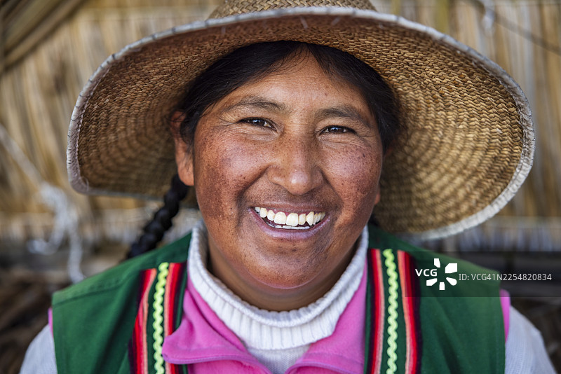 秘鲁乌鲁族浮岛上的年轻秘鲁女子售卖纪念品，的的喀喀湖，秘鲁图片素材