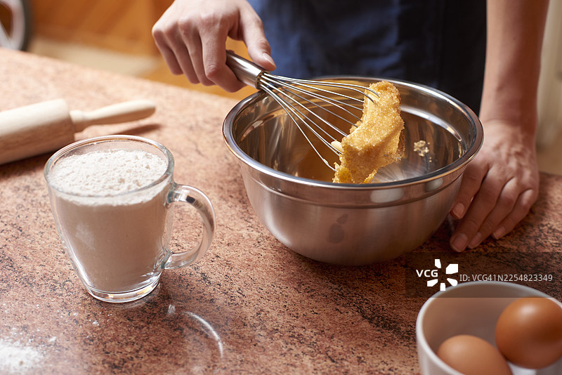 一个人正在搅拌自制圣诞饼干的配料图片素材
