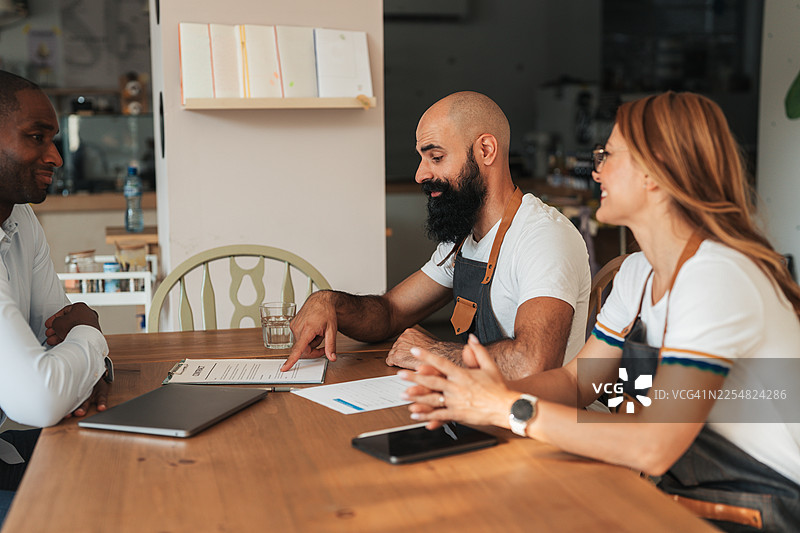咖啡店老板与贷款专员会面图片素材