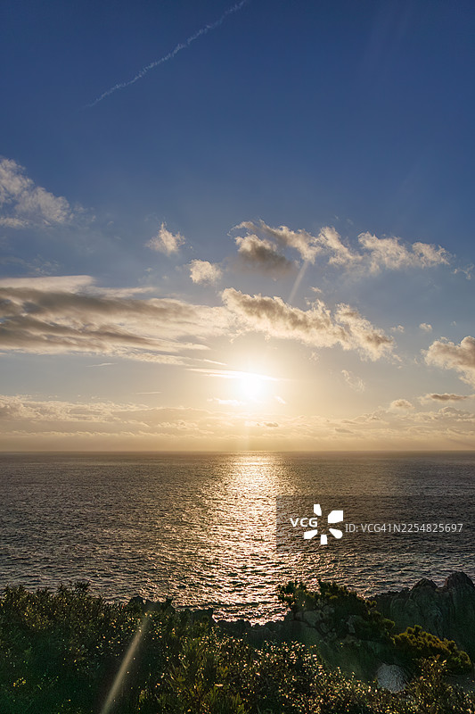 日出。从权现山瞭望台看到的伊豆群岛的壮丽海景。海上可以看到新岛和神津岛。还可见载有乘用车的大型货船和渔船。越过白色的石灰岩悬崖图片素材