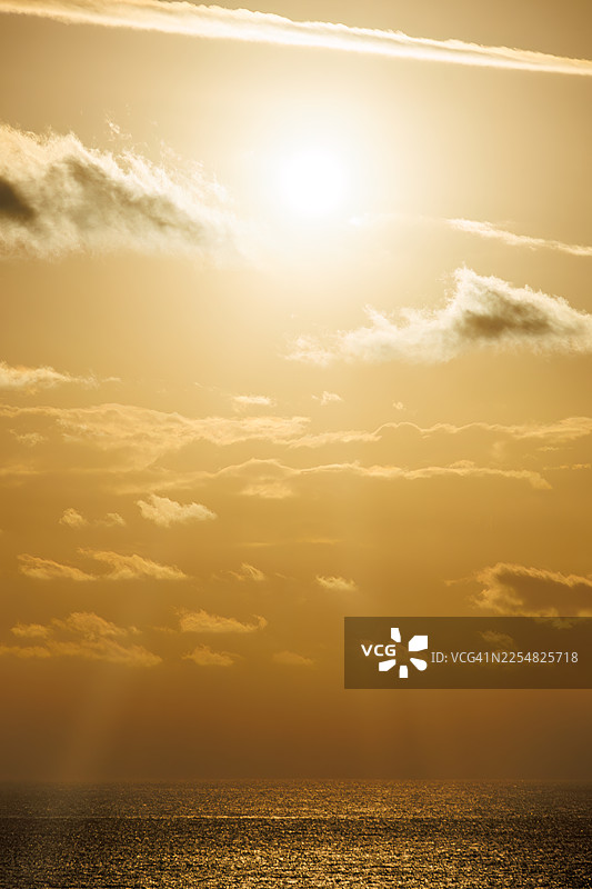 日出海上。从群言山瞭望台看到的伊豆群岛的美丽海景。海上可以看到新岛和神津岛。还可以看到载有乘用车的货船和渔船。在白色石灰岩悬崖之外图片素材