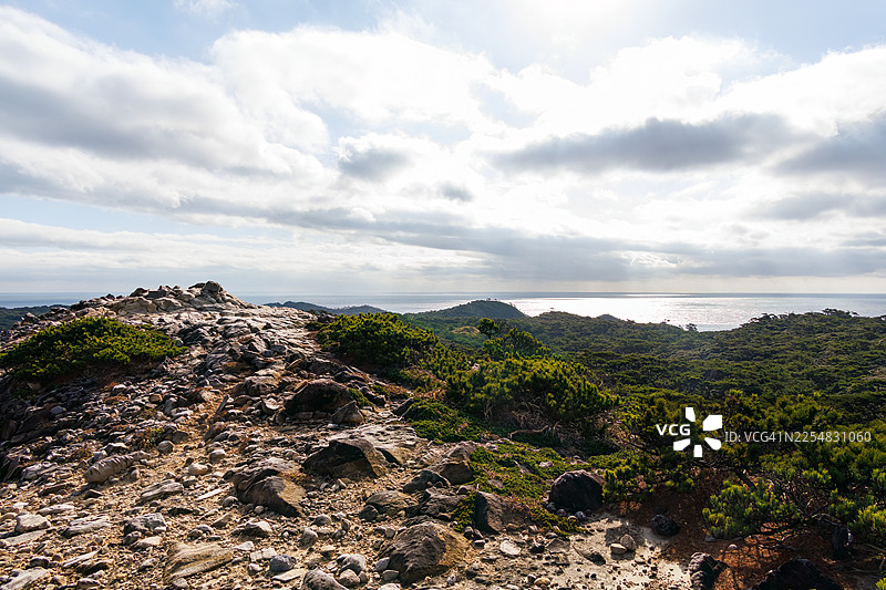 徒步者正在行走。观音崎观景台和海湾位于岛屿的西北端。它坐落在一座100米高的悬崖顶上。陆一侧是荒凉的荒原。图片素材