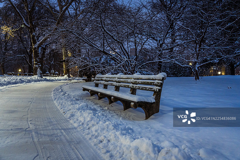 纽约中央公园雪后的长椅图片素材