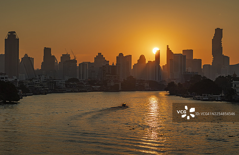 泰国曼谷，湄南河沿岸城市中央商务区日出时的鸟瞰图。图片素材