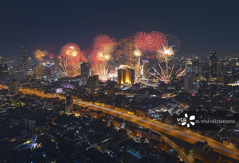泰国曼谷新年夜空航拍烟花庆典图片素材