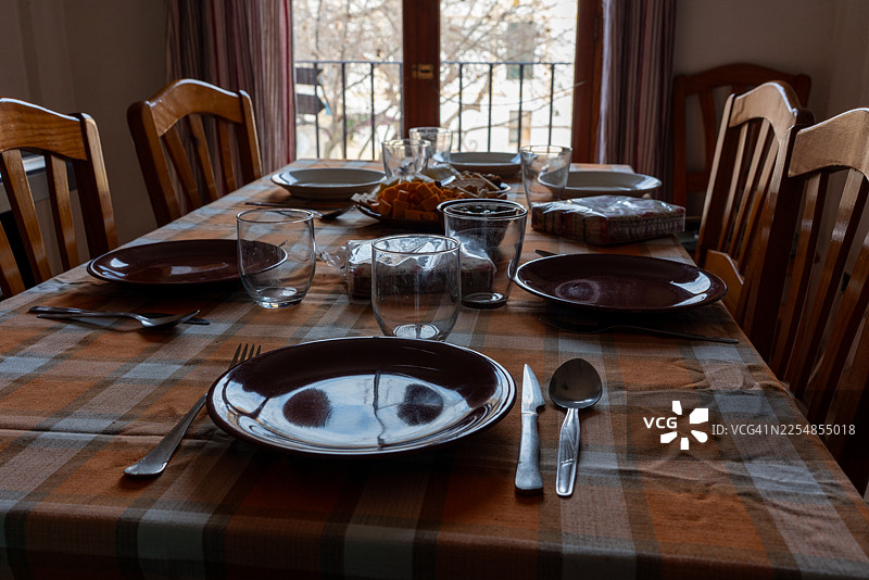 圣诞节家庭聚餐前的餐桌图片素材