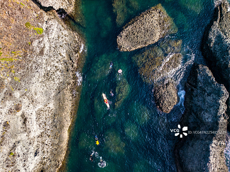 无人机镜头下的伊豆半岛尖端、弓滨海滨。海面上可以看到大根岛和众多岩岸；陆地上可以看到中木港、相模湾海岸和悠须惠公园。图片素材