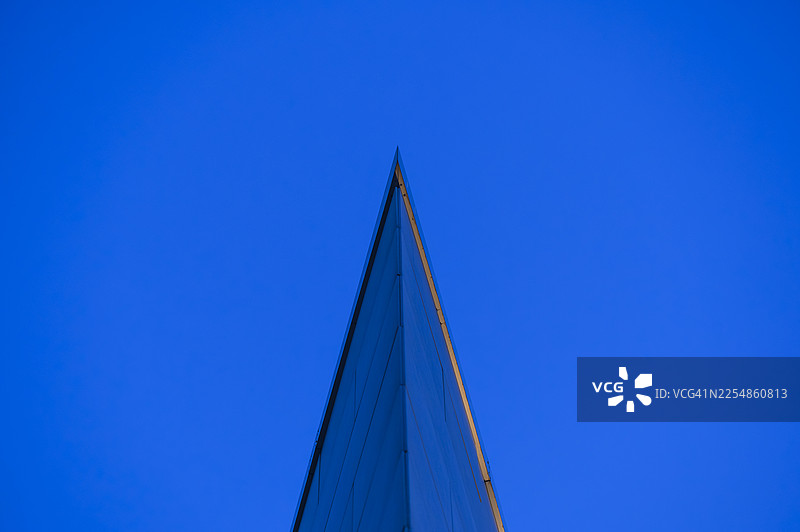 现代建筑的角落切割入湛蓝的天空图片素材