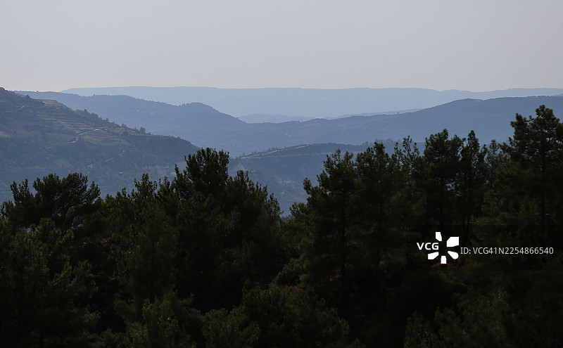 塞浦路斯风景，绿色的岩石山脉和多云的背景图片素材
