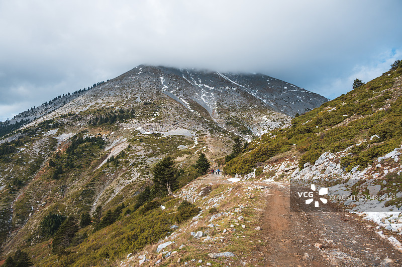 远处的登山者在山间小径上图片素材