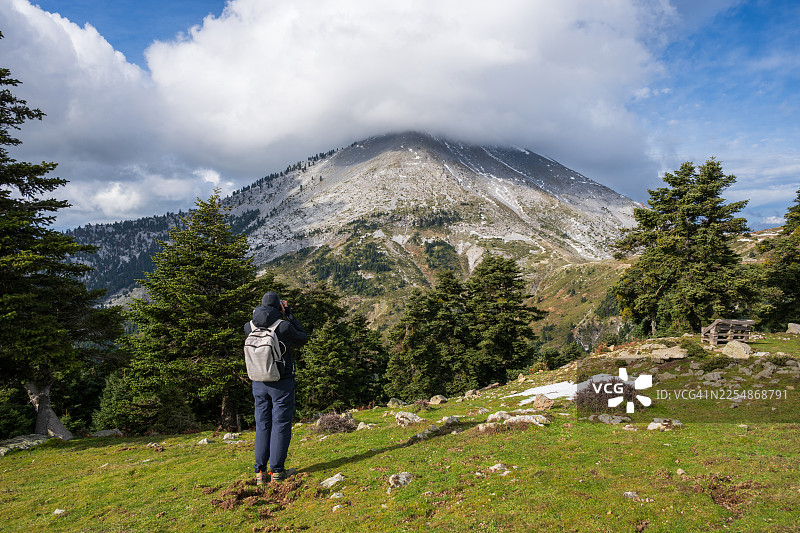 徒步者眺望山峰风景图片素材