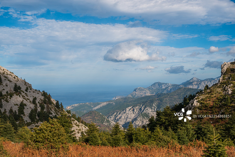 坐拥海景的山地风光图片素材