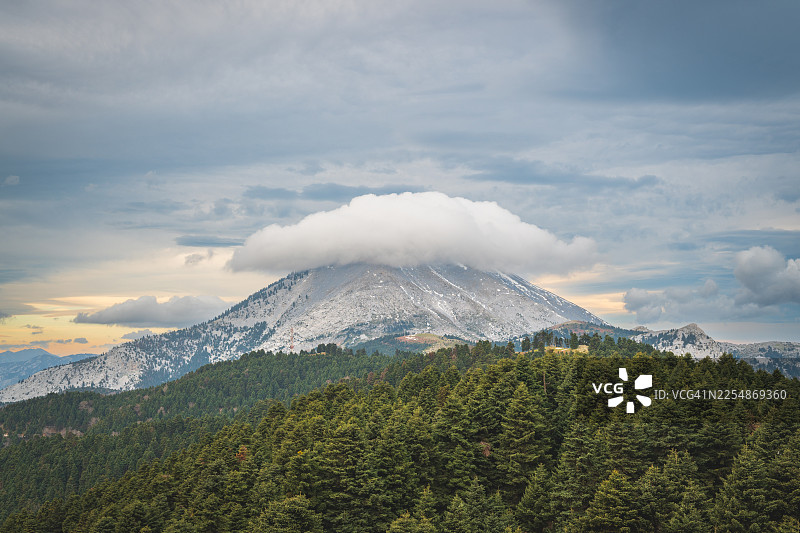 云层覆盖山峰，前景是森林图片素材