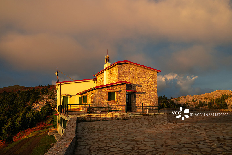 金色时分的山间小屋图片素材