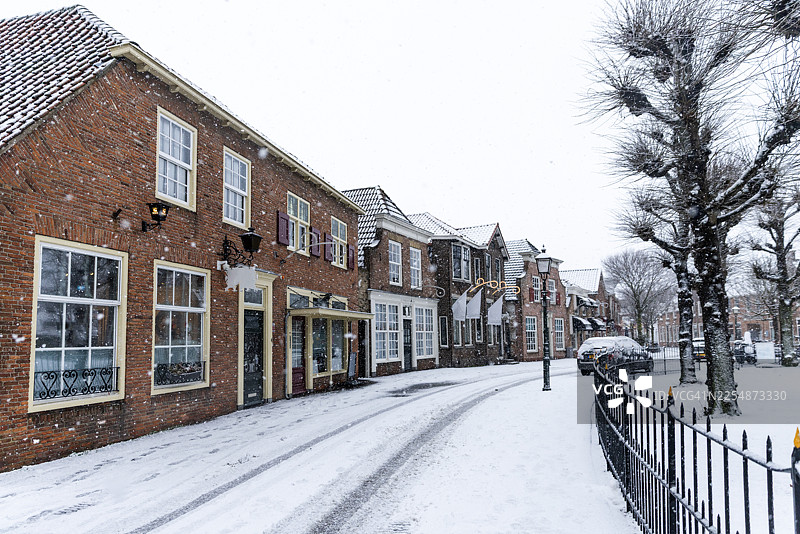 荷兰居民区房屋在白雪皑皑的白天图片素材