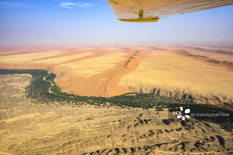 从库伊塞布峡谷和纳米布沙漠沙丘的空中视角图片素材