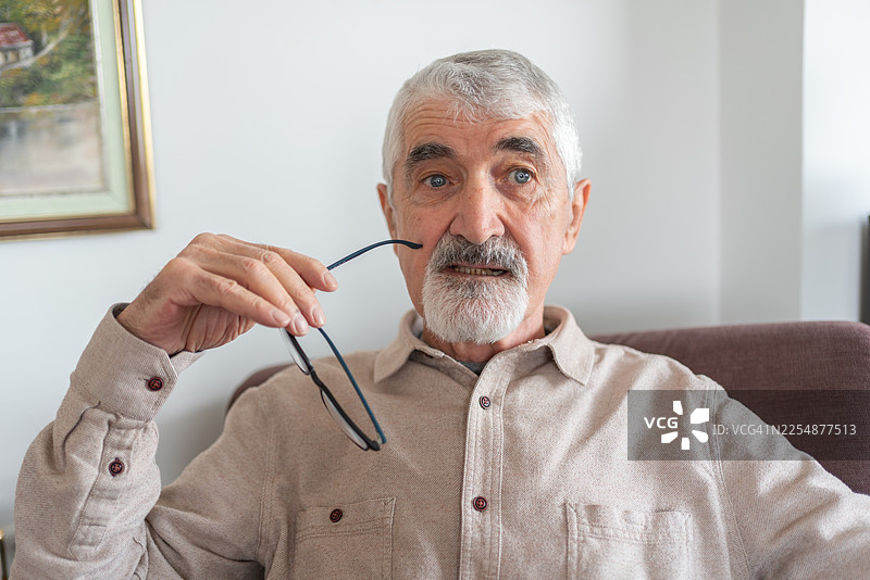 在家中沉思的老年男子肖像图片素材