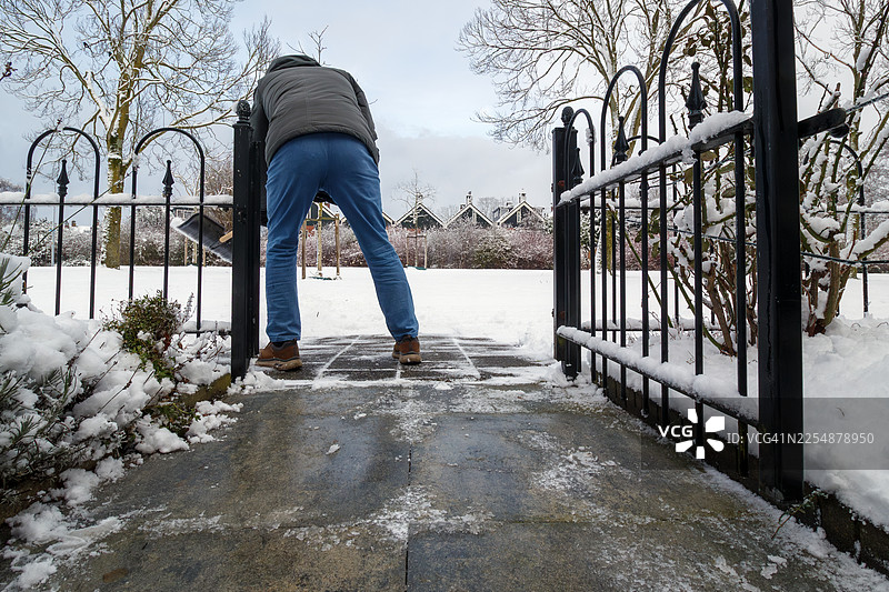 老人清除积雪图片素材