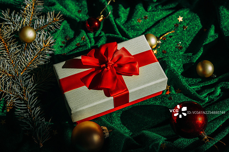 绿色纹理背景上的新年礼盒，俯视角度图片素材