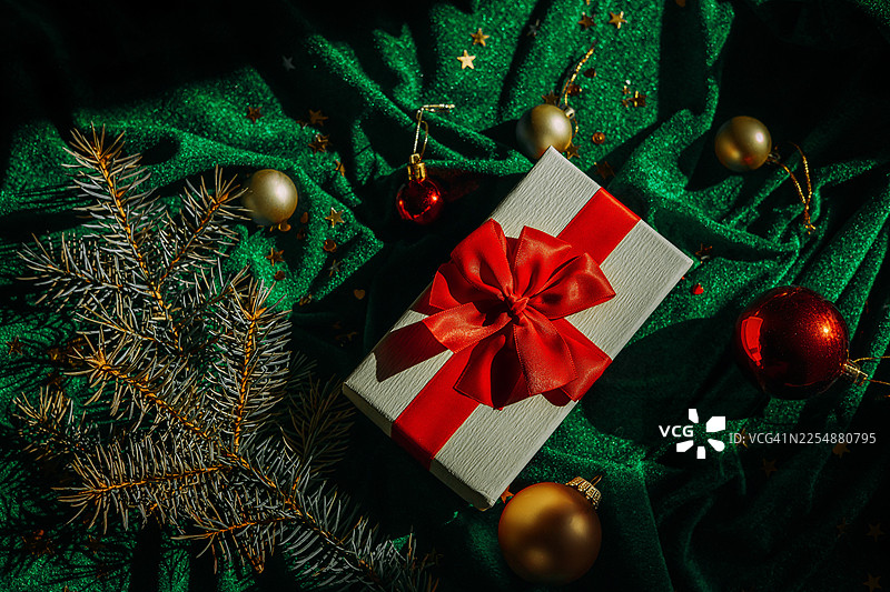 新年礼盒，绿色纹理背景，俯视角度图片素材