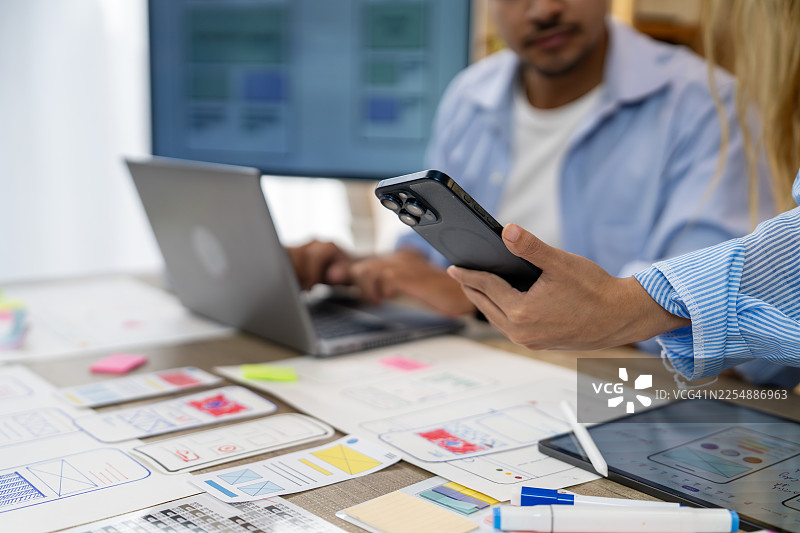 开发人员协作进行用户界面UI/UX设计图片素材