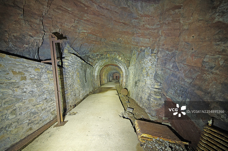 废弃的铁路隧道。图片素材